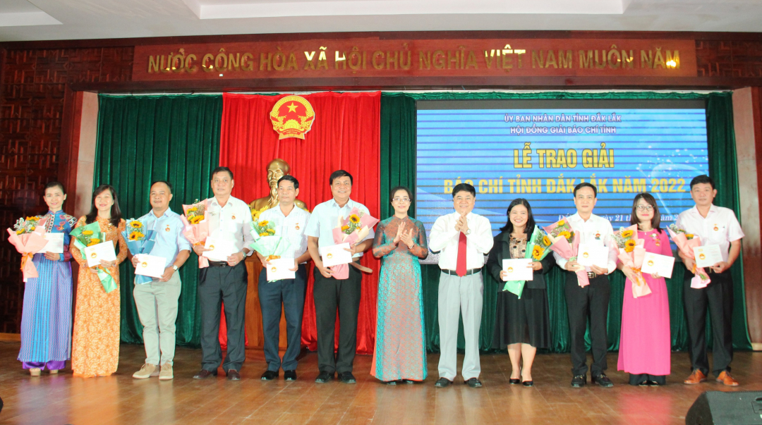 Awarding the Medal for the Cause of Vietnam Revolutionary Journalism to 4 provincial leaders and 11 members of the Provincial Journalists Association