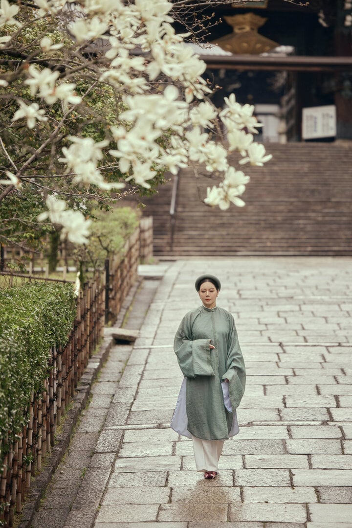 During her business trip to Japan, Dinh Hien Anh wore a classic ao dai from the old decades to take pictures at some famous places in Kyoto with the desire to spread the beauty of Vietnamese costumes to international friends. While walking here, many tourists admired and praised the outfit the female singer wore. The ao dai has a strong ancient style with a long body that goes past the knee with wide sleeves, worn with white pants and a scarf.