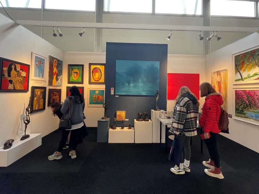Hanoi Art House Gallery (UK) displays lacquer and oil paintings by artists Thanh Chuong, Phuong Binh, Bui Trong Du, Hoang Duc Dung, Le Thanh Son, and Duong Sen. (Photo: Minh Hop/VNA)