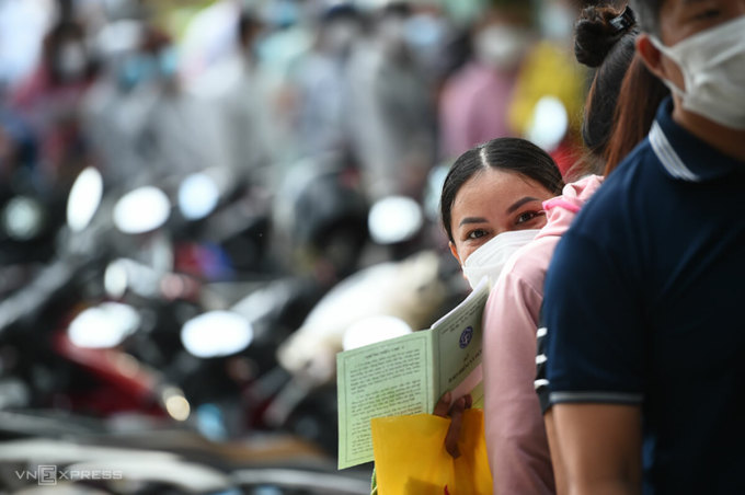 Lao động làm hồ sơ rút BHXH một lần tại Bảo hiểm xã hội TP Thủ Đức (TP HCM) cuối năm 2022. Ảnh: Thanh Tùng.