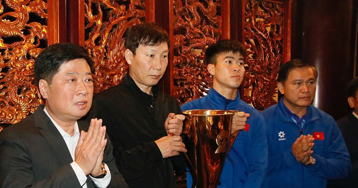 The Vietnamese team brought the championship cup back to the homeland, offering incense to pay tribute to the Hung Kings.