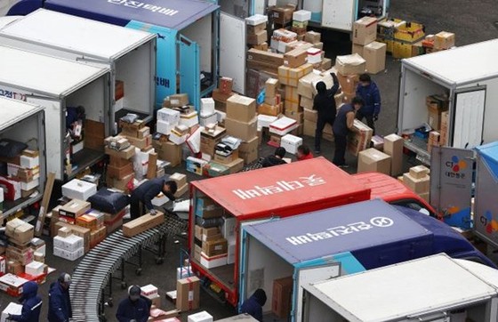 Los trabajadores clasifican mercancías en un centro de distribución de paquetes en Seúl, Corea del Sur. Foto: YONHAP