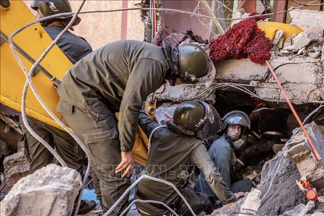 Rettungskräfte suchen nach einem Erdbeben in der marokkanischen Provinz Al Haouz am 9. September 2023 unter den Trümmern nach Opfern. (Foto: AFP/VNA).