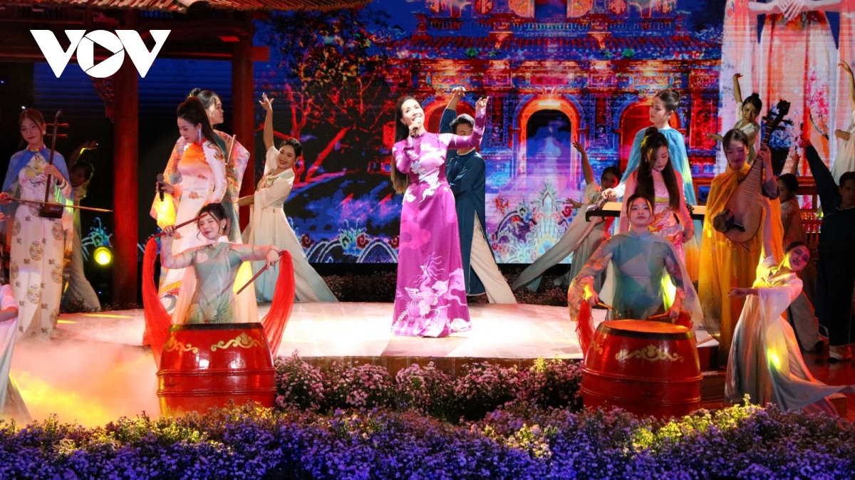 Dac sac dem hoi ao dai xu hue hinh anh 1