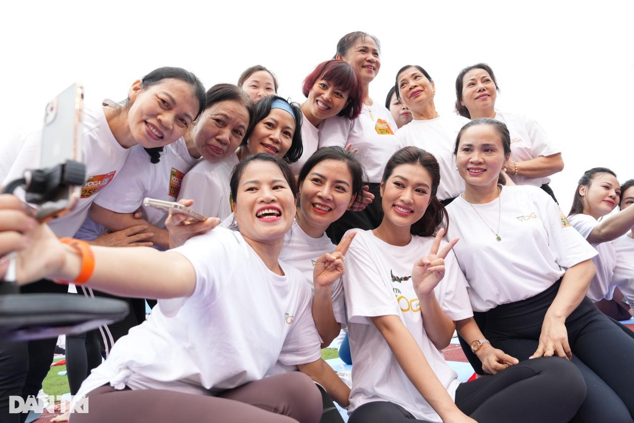 Dàn hoa hậu, á hậu khoe dáng xinh tươi tại Ngày hội yoga Dân trí - 7