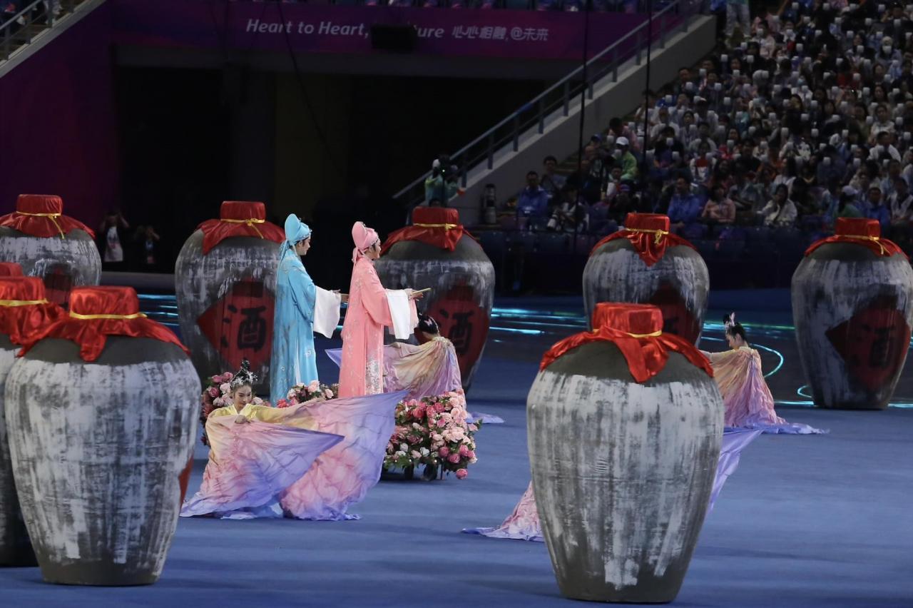Art performances at the opening ceremony. Photo: Duc Thien