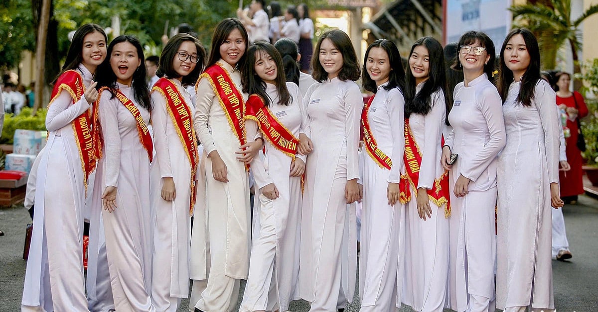 Beautiful and graceful ao dai in the school yard but how to wear it conveniently