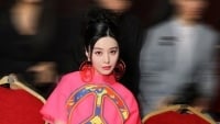 Fan Bingbing hat sich für ihre Teilnahme an einer Modenschau in Frankreich für ein leuchtend rosa Kleid entschieden.