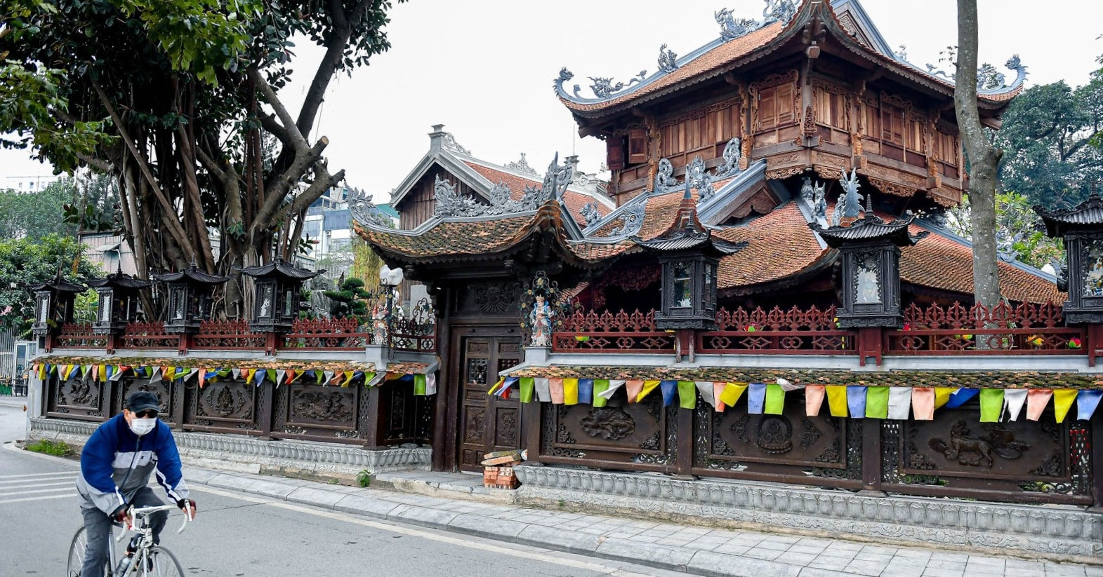 Van Nien ancient pagoda over 1000 years old on West Lake, has 600kg Buddha statue made from precious jade