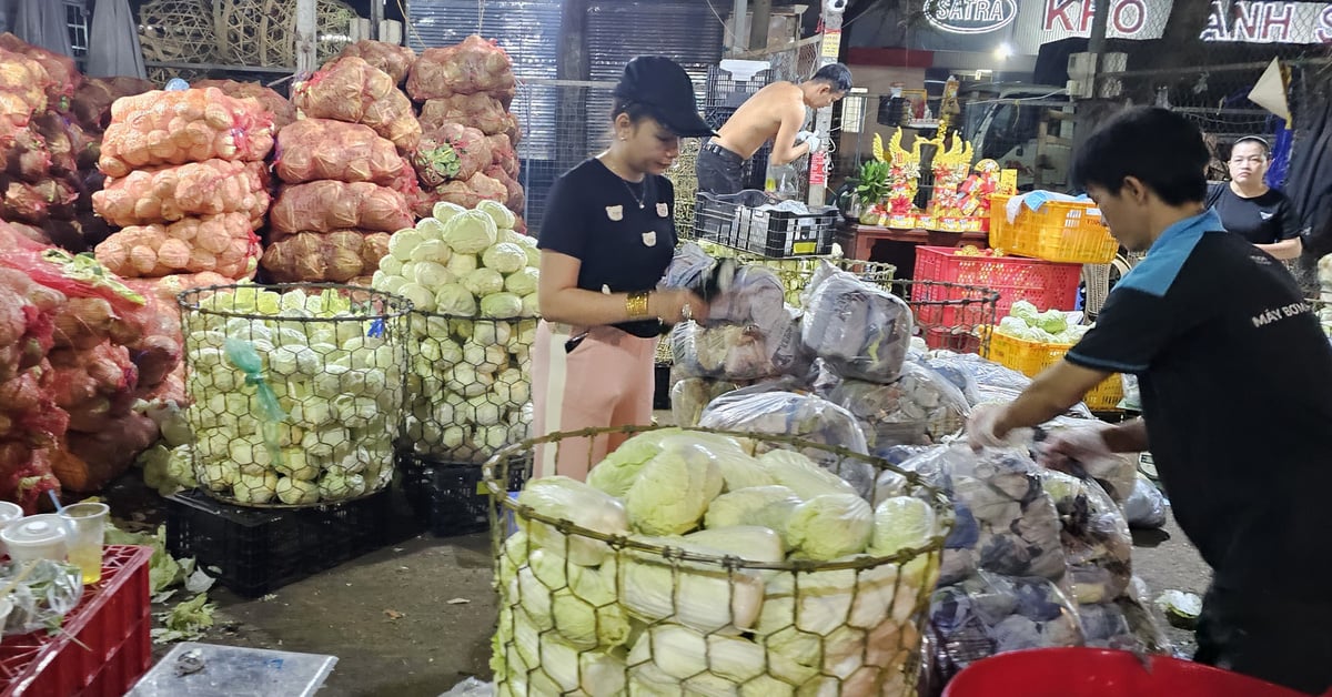 Prices of vegetables, meat, fish... at the market increase, people go to the supermarket to 'hunt' for promotions