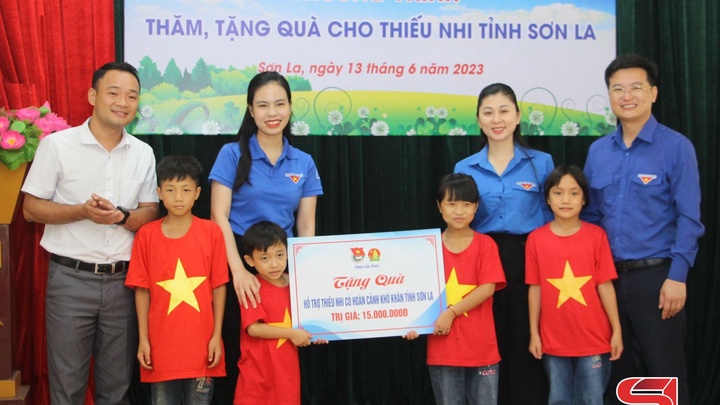 La Unión Provincial de Jóvenes de Ha Tinh visitó y entregó obsequios a los niños del Centro de Protección