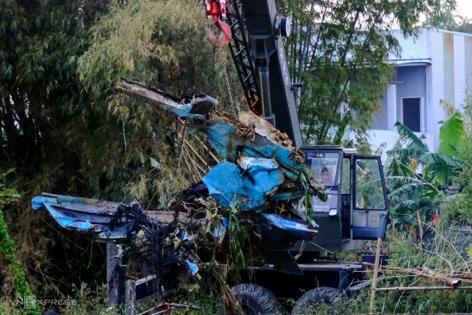 Military forces cleared the wreckage of the plane at 5:30 p.m. on September 1. The tail section of the plane was cut apart before being transferred to a specialized vehicle. Photo: Nguyen Dong