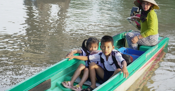 Des étudiants de la région de Dat Mui se rendent en bateau pour assister à la cérémonie d'ouverture