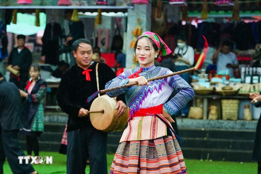 Traditionelle Tanzvorführung der ethnischen Gruppe der Mong. (Foto: Khanh Hoa/VNA)