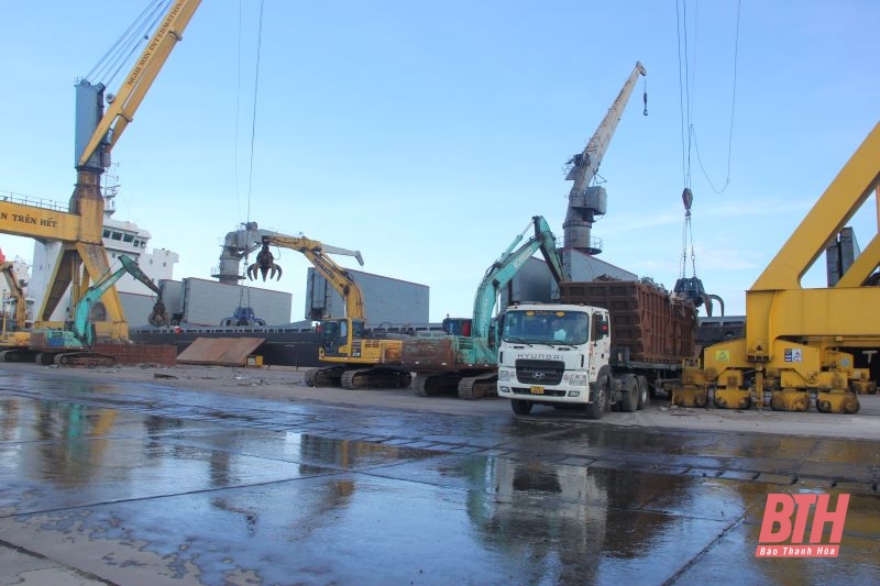 Bustling cargo through Nghi Son Port