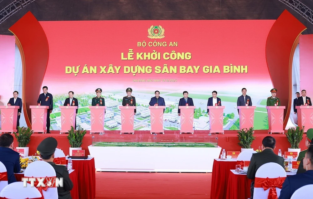 Prime Minister Pham Minh Chinh and delegates perform the groundbreaking ceremony for the Gia Binh Airport construction project. (Photo: Duong Giang/VNA)