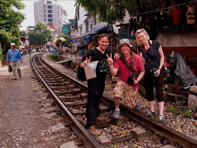 Colm (áo đỏ) dẫn khách tham quan khu phố đường tàu năm 2013. Ảnh: Vietnam In Focus