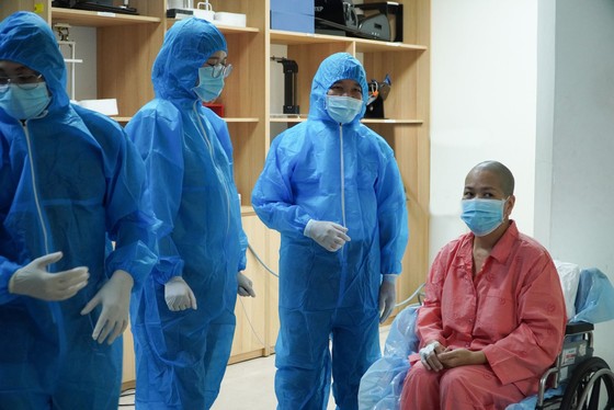 Bệnh nhân chuẩn bị đưa đi xạ trị. Ảnh: BVCR ảnh 1