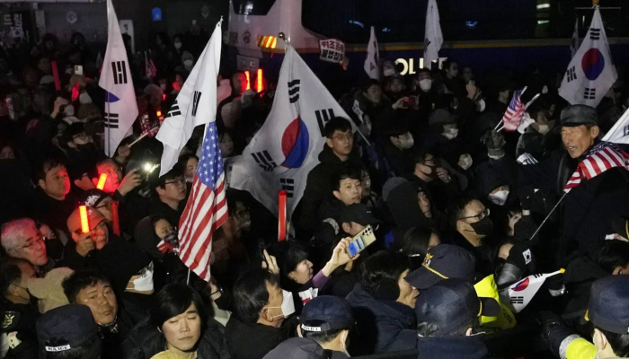 Detienen al presidente de Corea del Sur y manifestantes irrumpen en el juzgado