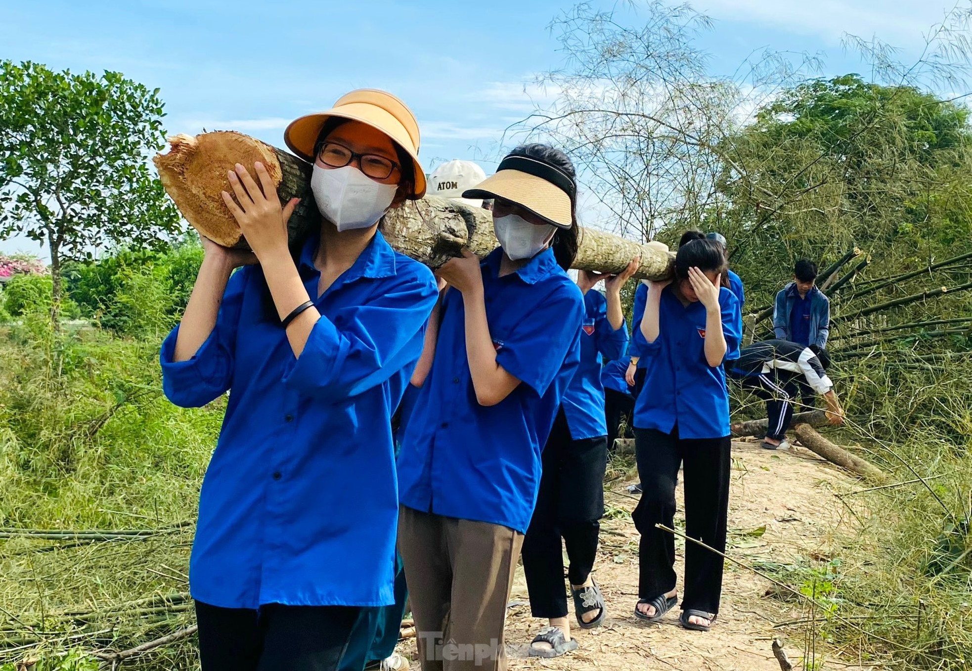 Beautiful images of green shirt volunteers contributing to the 500kV line project, circuit 3, photo 13