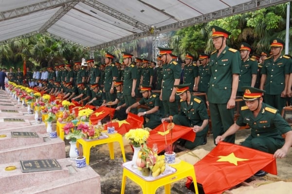 Quang Binh : Funérailles et enterrement de 16 restes de martyrs morts au Laos