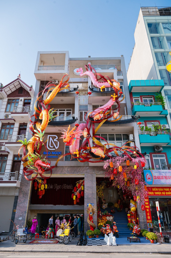 La conception extérieure de la maison de 6 étages où vit la famille de Bao Ngoc dans la ville de Bac Giang présente une paire de dragons d'une valeur d'environ 500 millions de VND. Photo : Personnage fourni