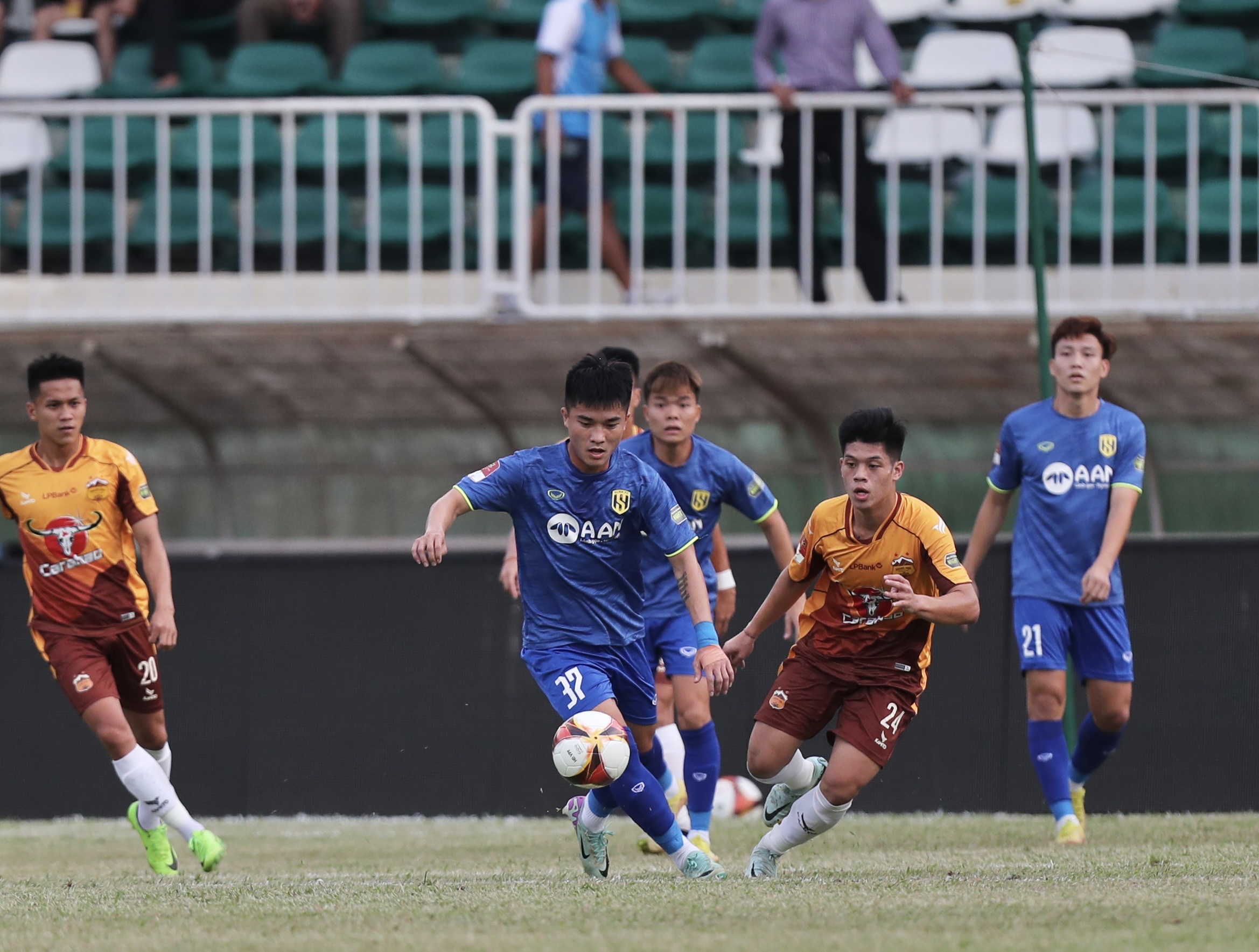 Tính đến lúc này, SLNA (áo xanh) có chuỗi 8 trận không biết chiến thắng tại V-League