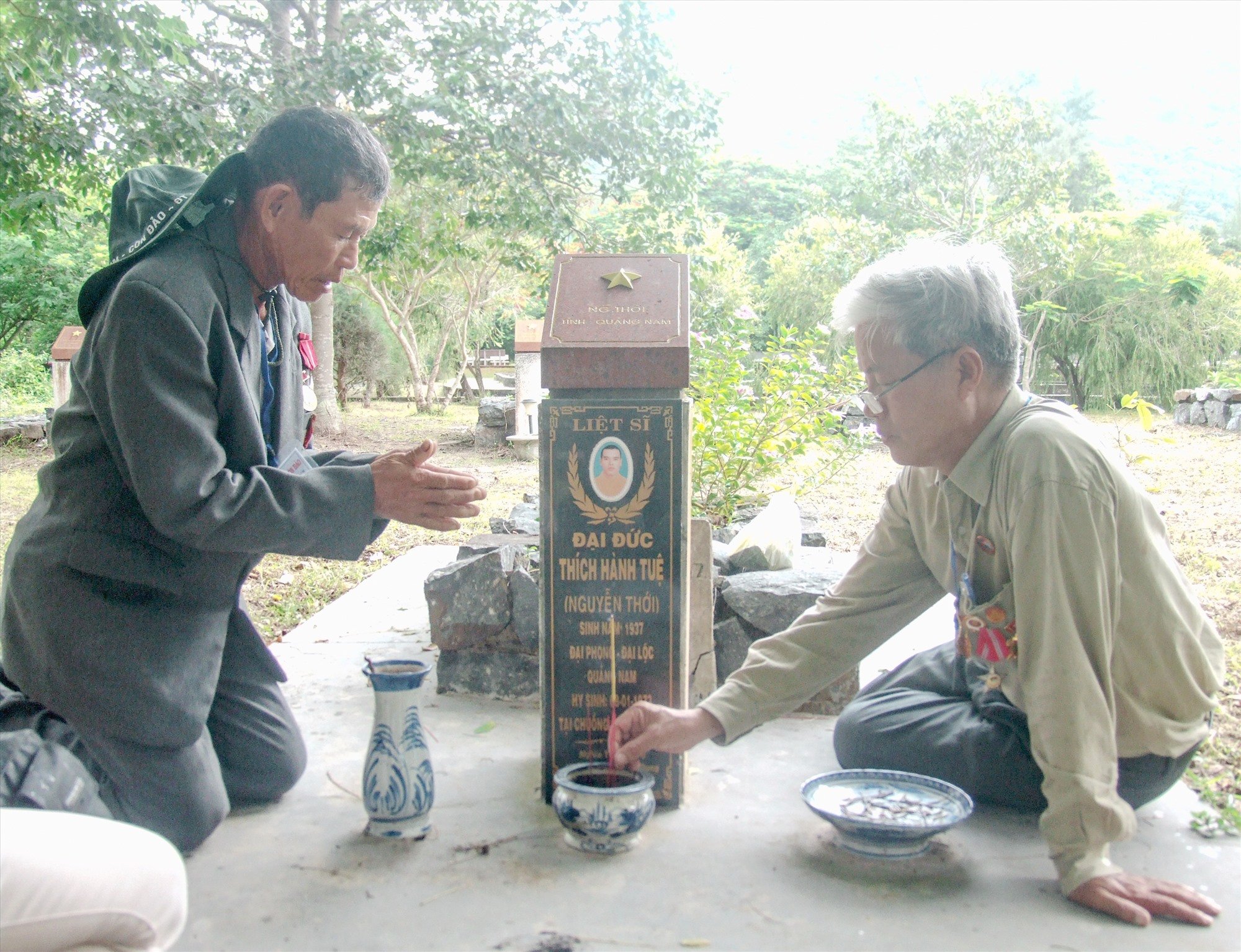 Mr. Dao Ngoc Dieu - Former President of the Association of Patriotic Prisoners of Tam Ky City (right) and his comrades visited the martyr, Venerable Thich Hanh Tue (Nguyen Thoi) at Hang Duong cemetery, Con Dao. Photo: NGUYEN DIEN NGOC