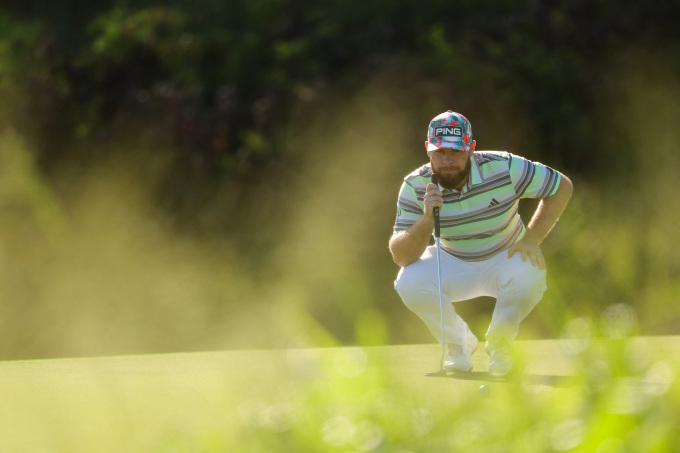 Tyrrell Hatton តម្រឹមគោលបំណងរបស់គាត់មុនពេលដាក់ពណ៌បៃតងនៅលើរន្ធទី 6 នៃជុំទី 2 នៅ The Sentry at Plantation Golf Course នៅ Kapalua រដ្ឋ Hawaii នៅថ្ងៃទី 5 ខែមករា។ រូបថត៖ AFP