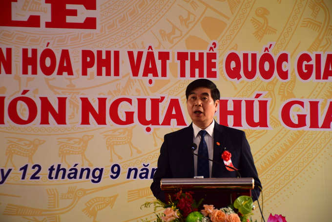 M. Lam Hai Giang, vice-président du Comité populaire provincial de Binh Dinh, a pris la parole lors de la cérémonie de réception du certificat du patrimoine culturel immatériel national de l'artisanat de fabrication de chapeaux de cheval de Phu Gia. Photo : V.D.T.