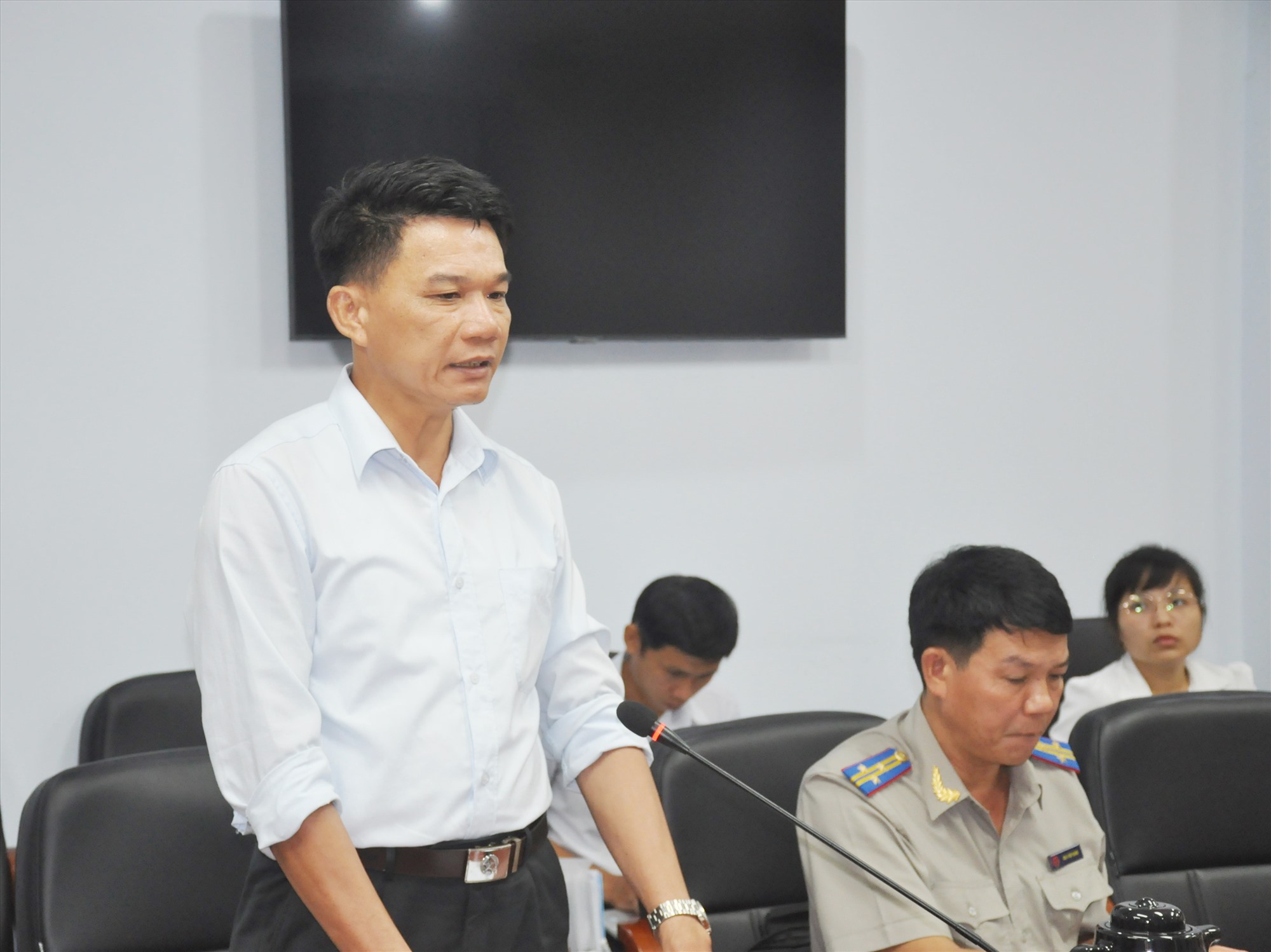 Representatives of the provincial Department of Labor, Invalids and Social Affairs discussed issues related to the preparation of procedures for the application to recognize Mr. Tran Duc Dung's son as a martyr. Photo: N.D