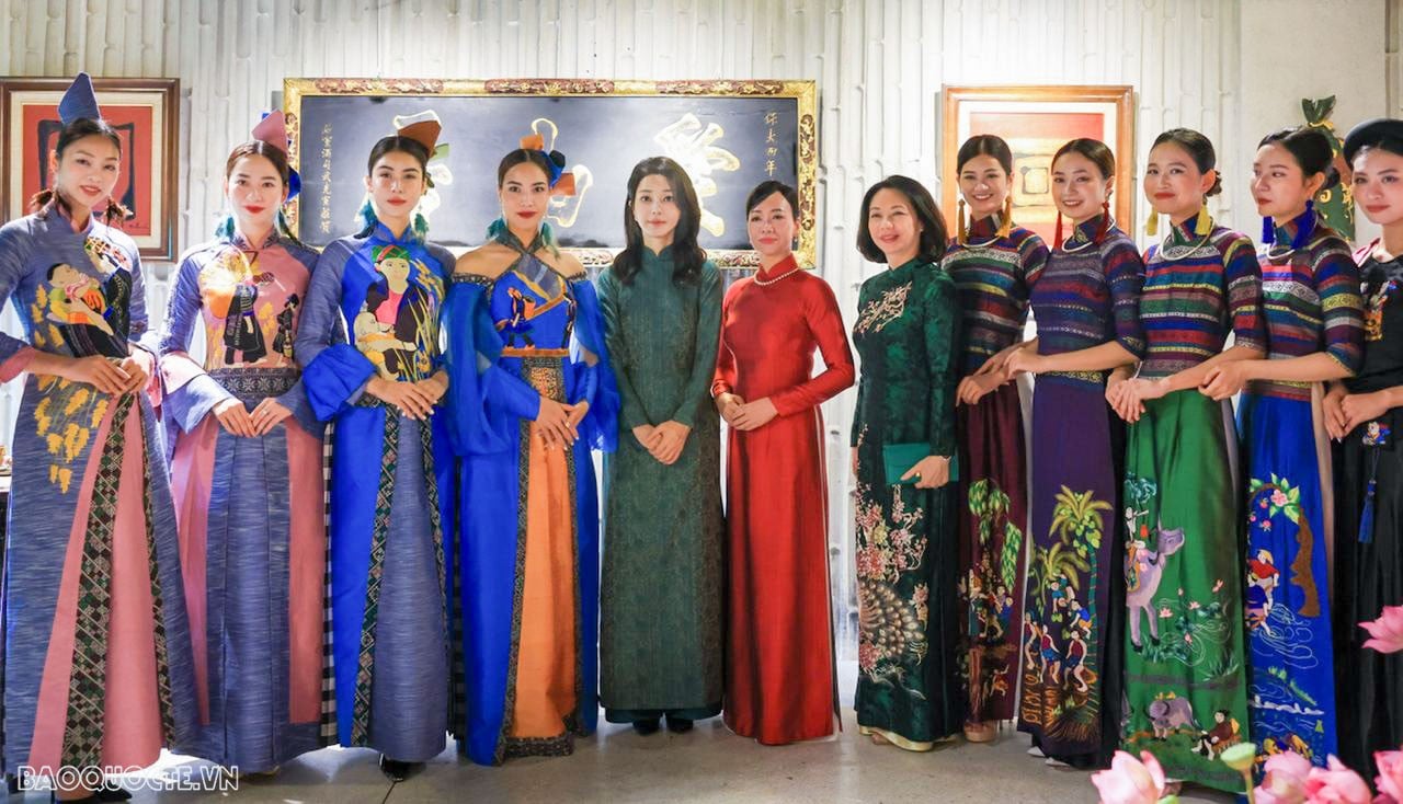 Die südkoreanische First Lady Kim Keon Hee trug ein traditionelles vietnamesisches Ao Dai, während sie Tee genoss, eine Ao Dai-Aufführung ansah und mit First Lady Phan Thi Thanh Tam Musik hörte. Foto: Internationale Zeitung/Außenministerium