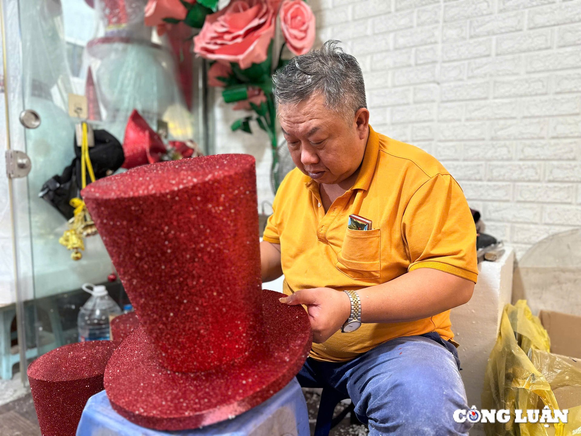 Der Mann auf der Straße hat ein Problem. Der Mann mit dem Schaum verdient an Weihnachten Millionen von Dollar. Foto 1