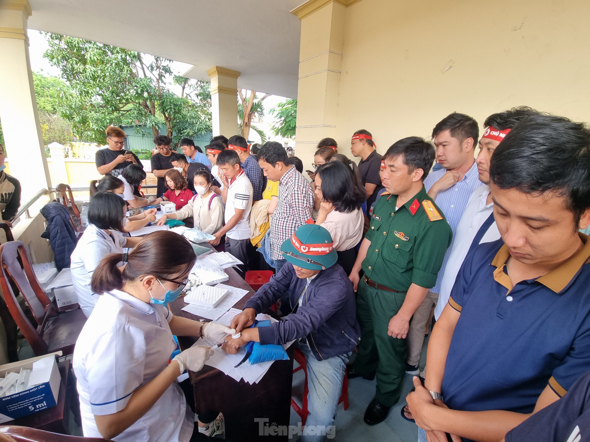 Hoi An ancient town residents brave the rain to donate blood on Red Sunday photo 7