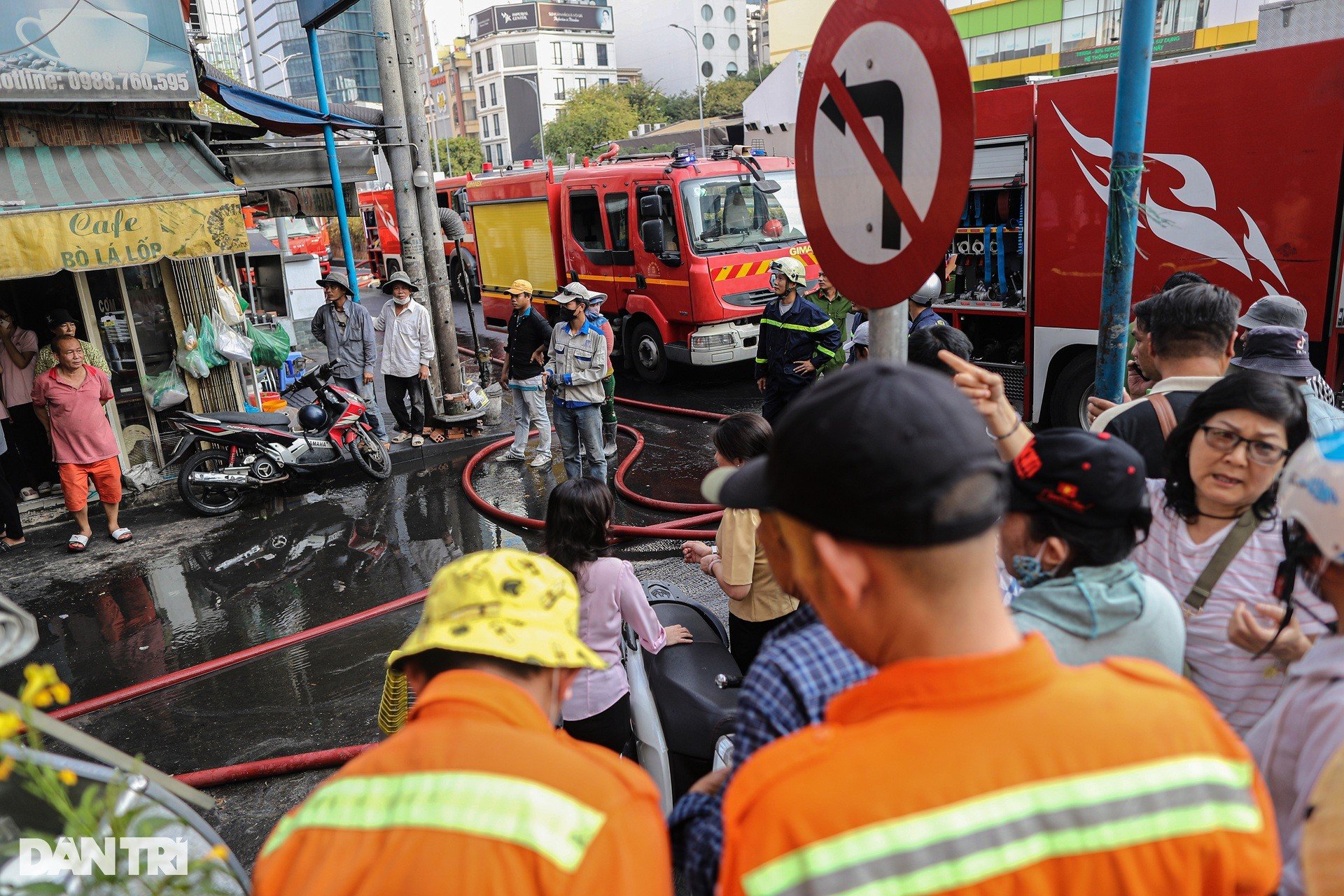 Etwa 30 Soldaten löschten den Brand unter der Ba Son Brücke und retteten zwei Menschen. Foto 12