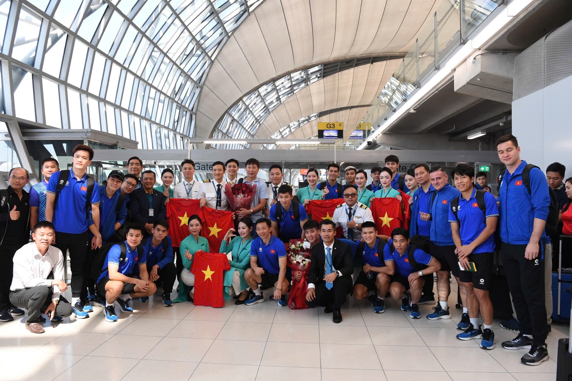 Vietnam Airlines schickt Spieler der vietnamesischen Fußballnationalmannschaft in die Business Class. Bild 7