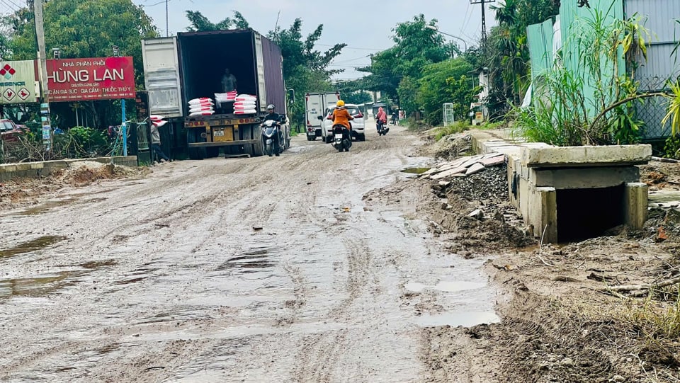 Không thể thi công thảm nhựa nên mặt đường 14E đã hư hỏng nghiêm trọng, nhiều đoạn xuất hiện sình lầy khiến người dân đi lại rất khó khăn. 