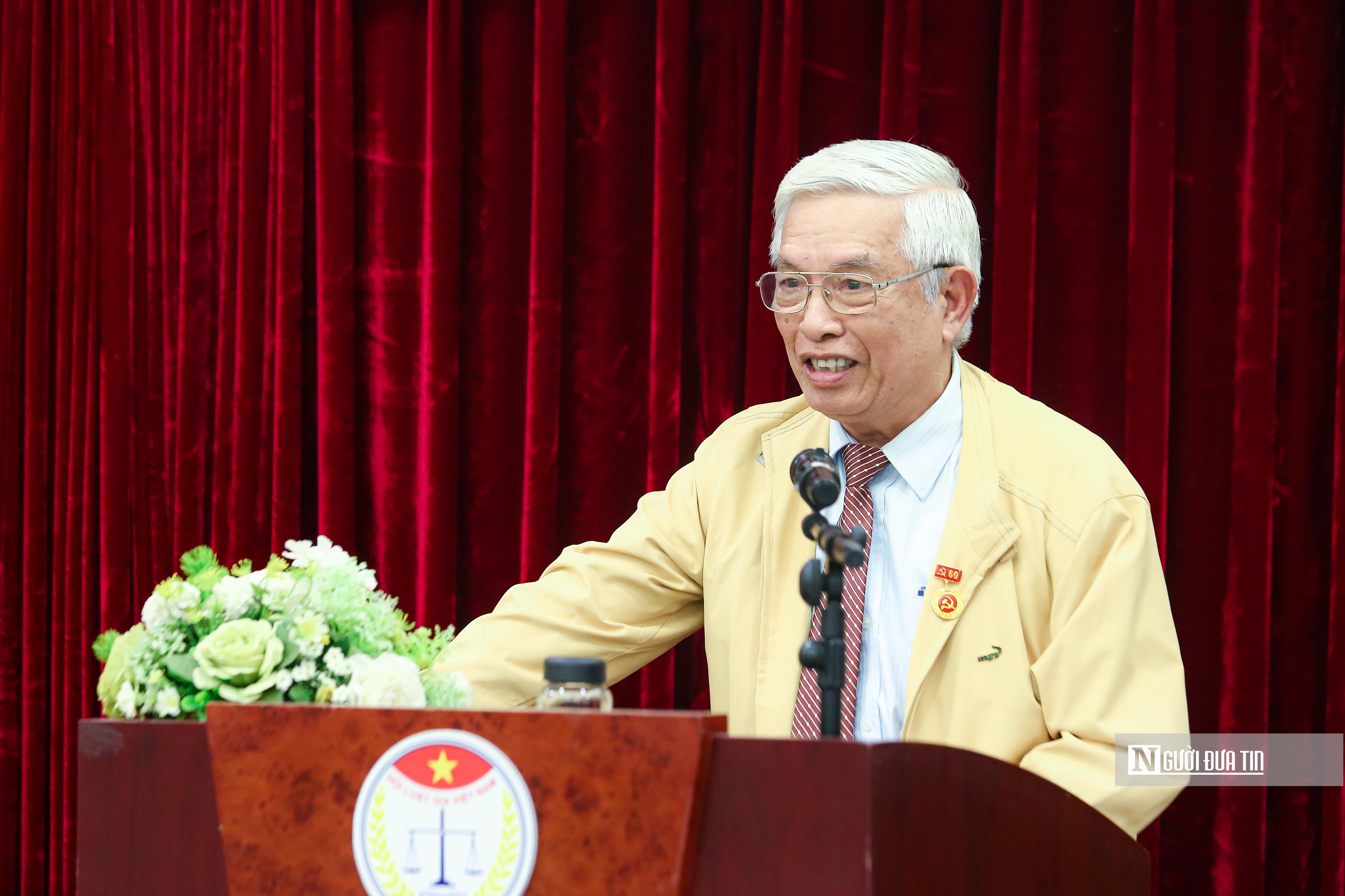 Faits marquants - L'Association des avocats du Vietnam décerne des badges du Parti aux membres exceptionnels du Parti (Photo 5).