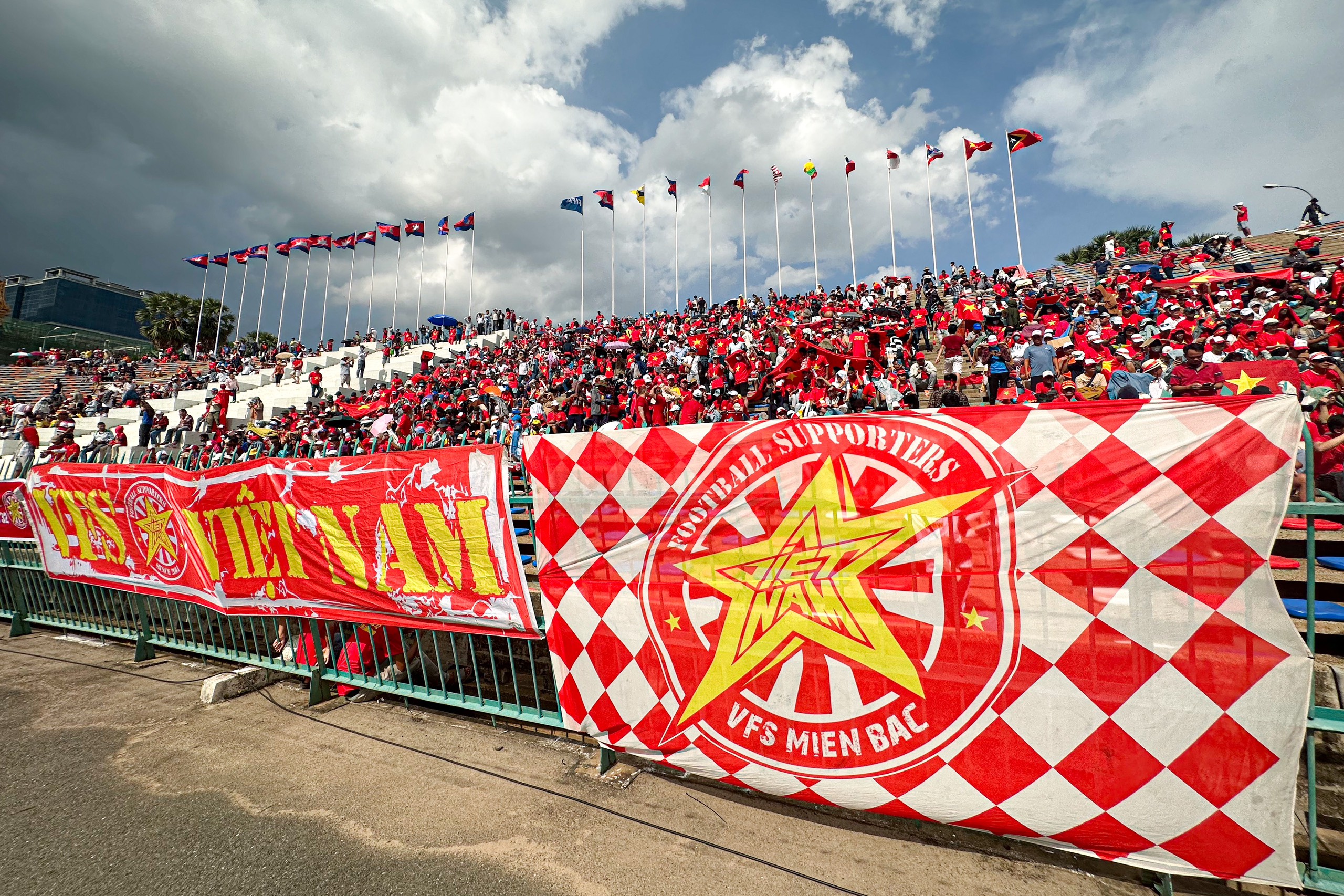 The SEA Games 32 semi-final match between U22 Vietnam and U22 Indonesia took place at 4:00 p.m. on May 13. Before the match, thousands of fans wearing red shirts with yellow stars were present at the Olympic Stadium to cheer on coach Troussier and his team.