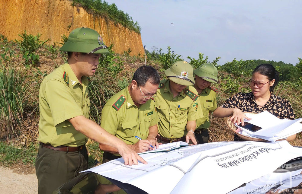 Cán bộ Ban Quản lý rừng đặc dụng, phòng hộ tỉnh Thái Nguyên kiểm tra thực địa.