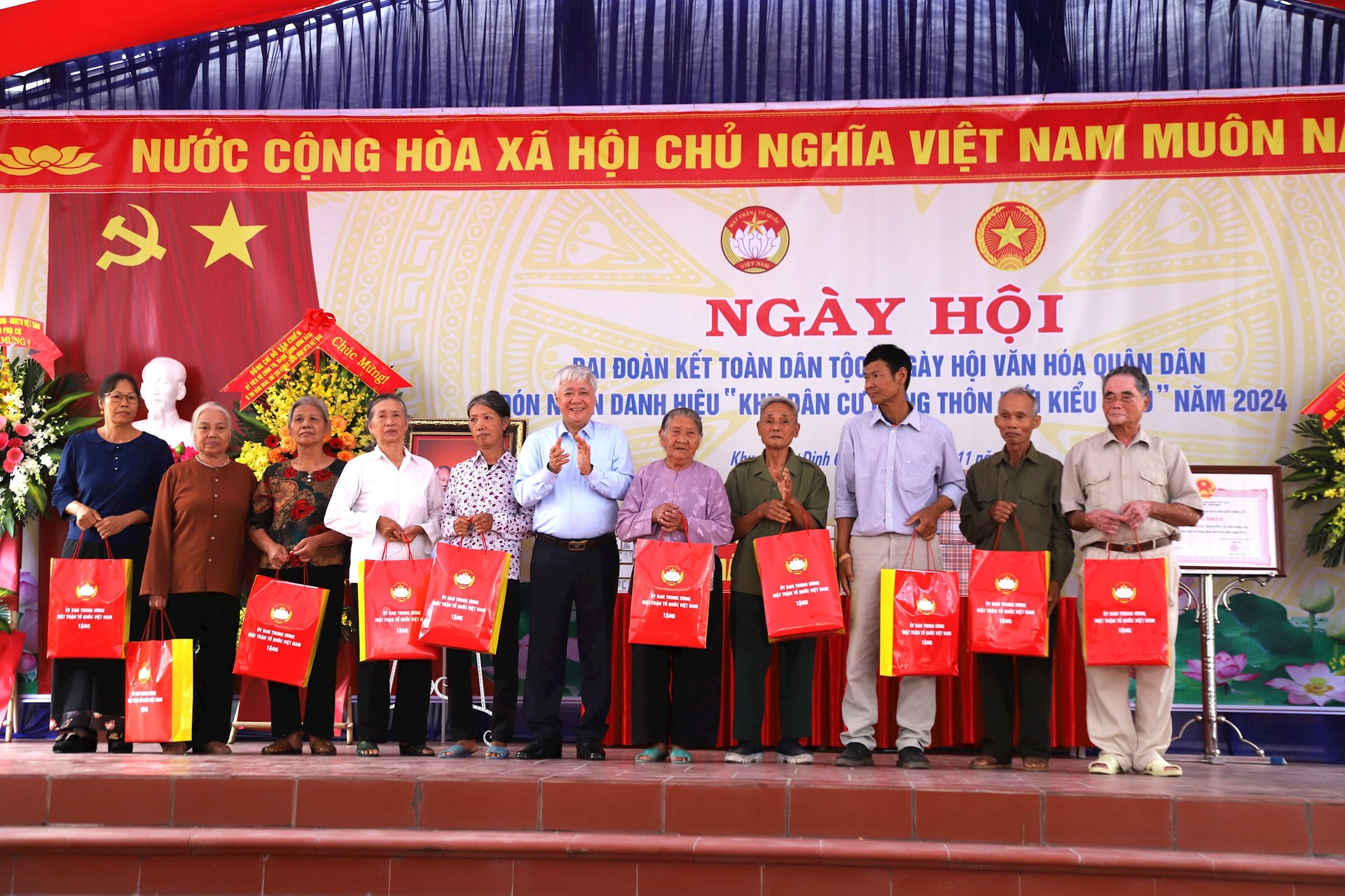 El presidente Do Van Chien entrega regalos a hogares desfavorecidos en el área residencial de Dinh Cao.