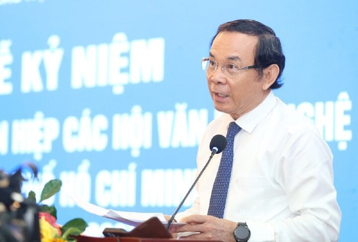 El secretario del Comité del Partido de Ciudad Ho Chi Minh, Nguyen Van Nen, habló en la reunión para celebrar el 60º aniversario del establecimiento de la Unión de Asociaciones de Literatura y Artes de Ciudad Ho Chi Minh. Foto: Ngo Tung.