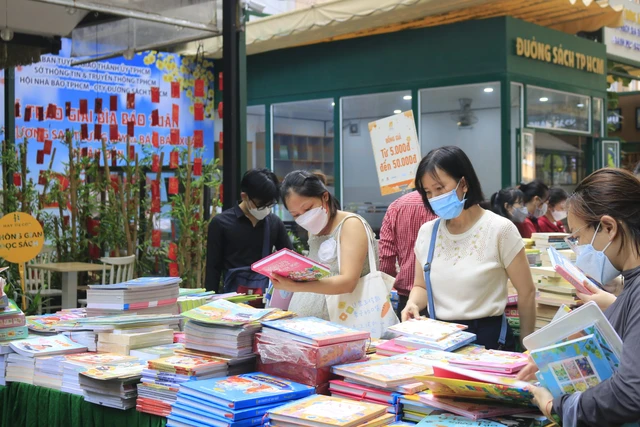 Aktivitäten zum Vietnamesischen Tag des Buches und zur Lesekultur in Ho-Chi-Minh-Stadt