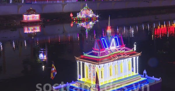 El río Máspero que fluye a través de una ciudad en Soc Trang de repente se iluminó con luces de agua.