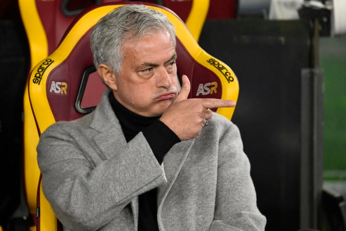 HLV Jose Mourinho chỉ đạo trong trận đấu ở vòng 1/8 Cup Italy giữa Roma với Cremonese trên sân Olimpico, Rome ngày 3/1/2024. Ảnh: Reuters