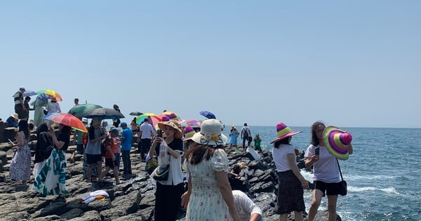 Qu'est-ce qui fait que Ganh Da Dia attire des milliers de touristes pour braver le soleil ?