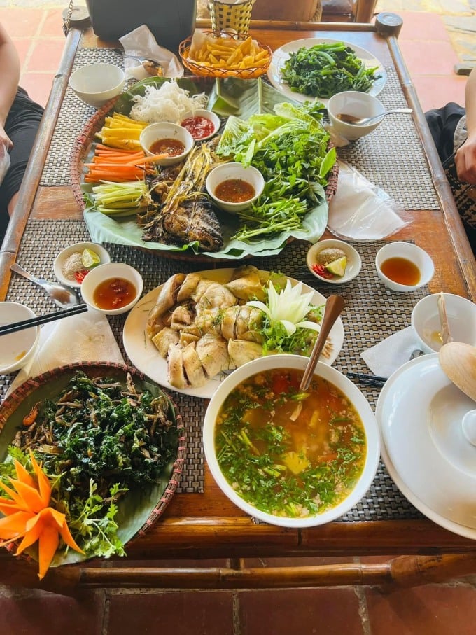 Thailändisches Essen in Pu Luong.