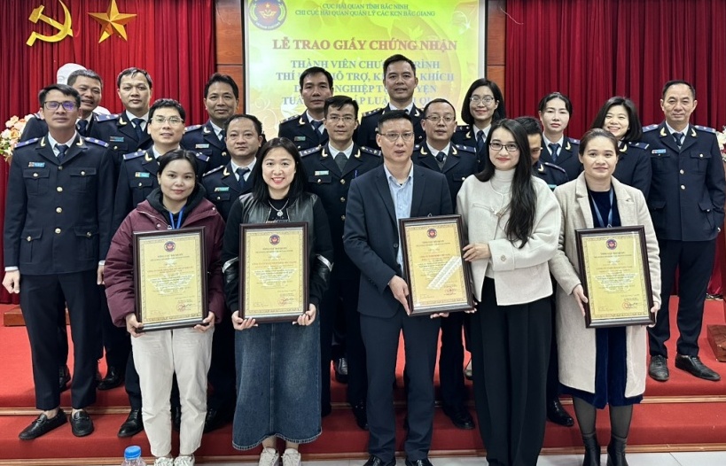 ศุลกากร Bac Giang มอบใบรับรองการเป็นสมาชิกโครงการปฏิบัติตามกฎหมายโดยสมัครใจให้กับบริษัท 4 แห่ง