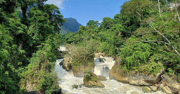 À Bac Kan, il y a un hameau avec 4 non : pas de route, pas d'électricité, pas d'internet, pas d'école, quelle misère !