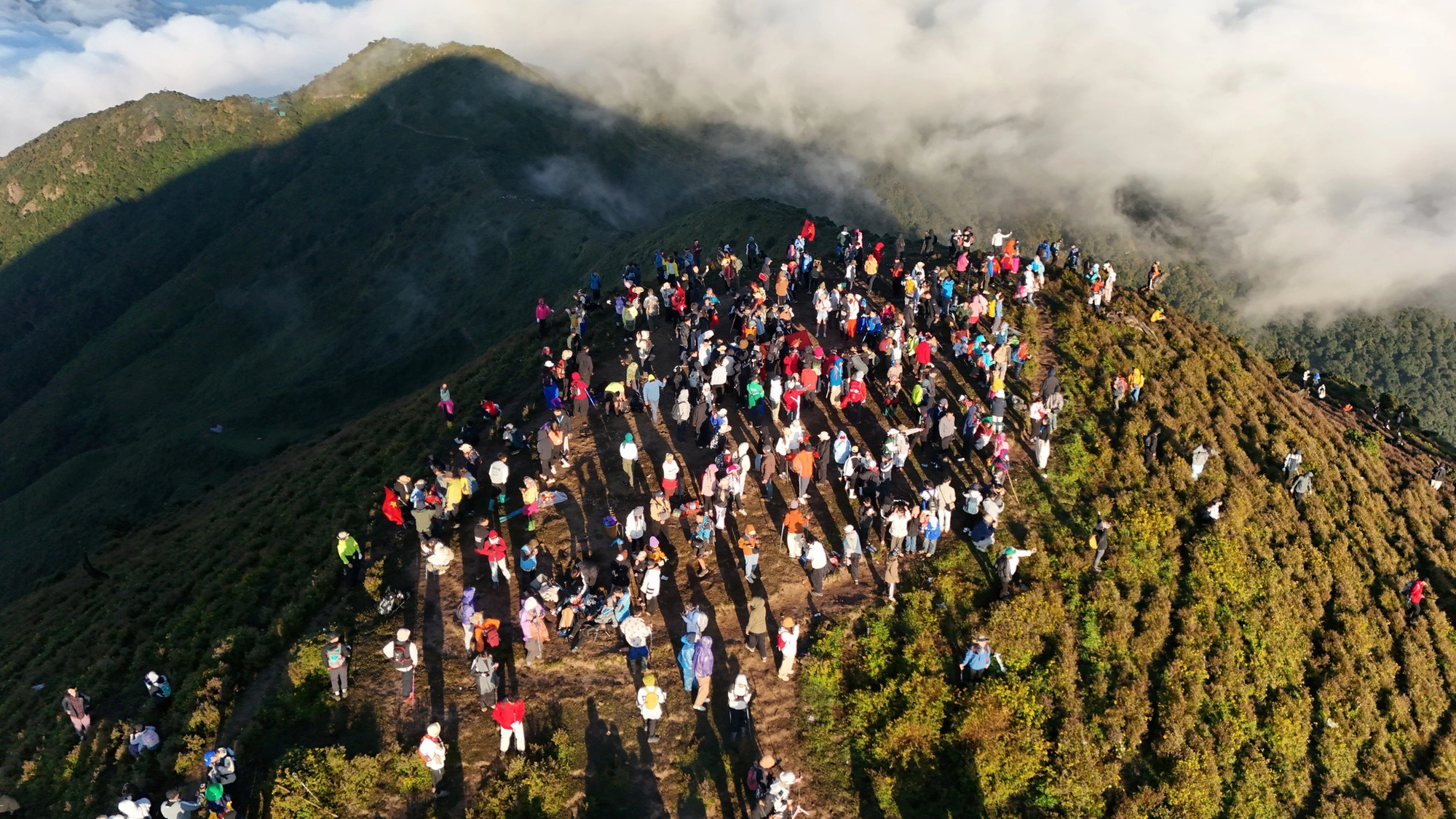 Cung đường trekking Tà Chì Nhù đúng mùa hoa chi pâu